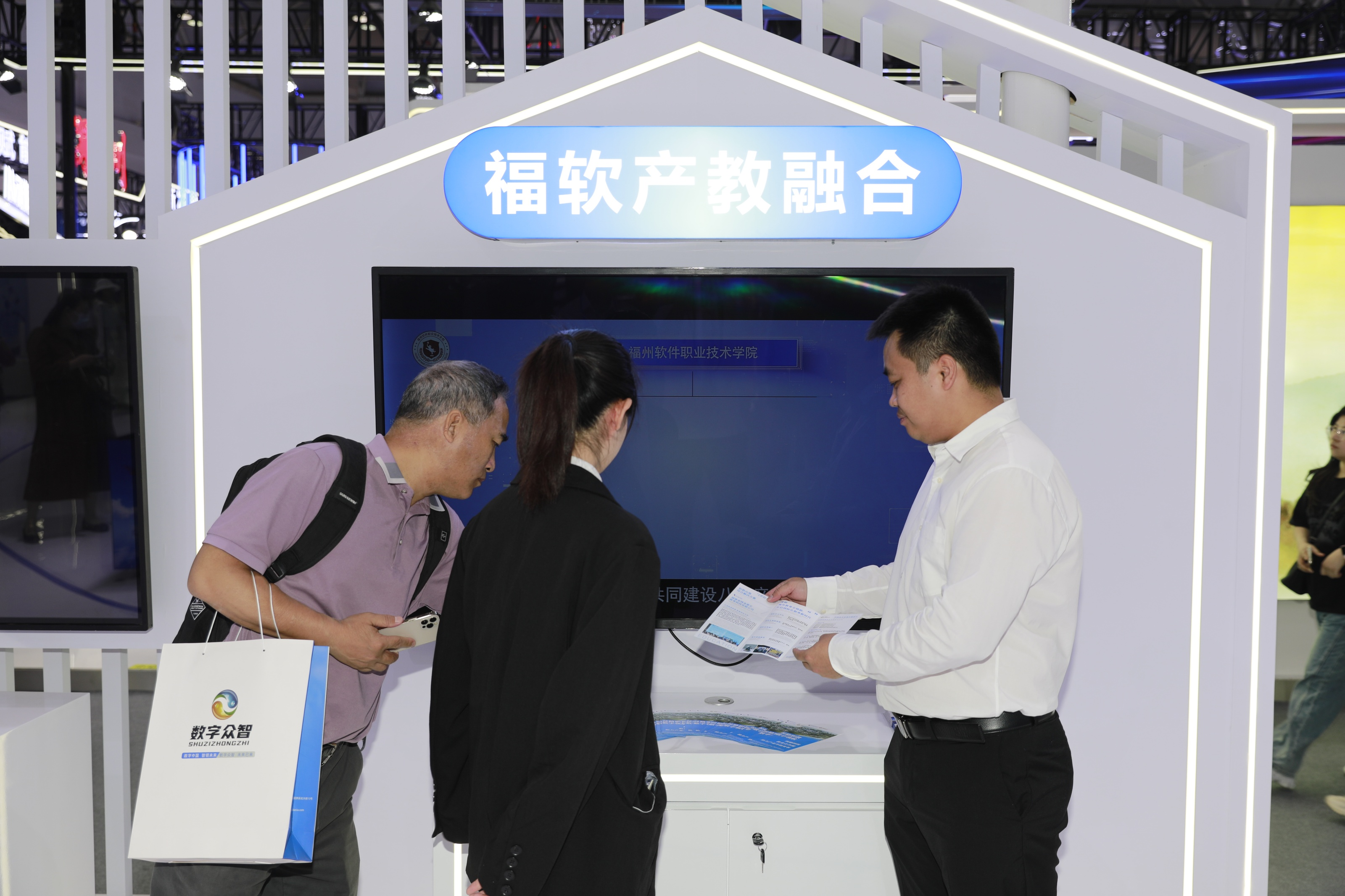 九游娱乐：全息AI旅推官亮相数峰VR骑马漫游”武夷——网龙展区奇幻体验引观众“二刷三刷”(图9)