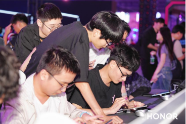 荣耀平板GT亮相上海追梦骇客超感玩家盛典极致电竞平板性能引玩家体验(图3)