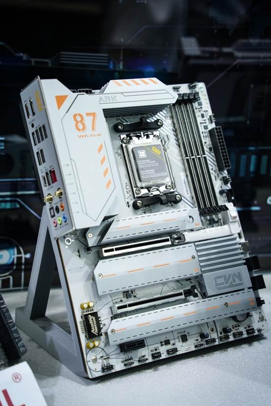 九游app：直击COMPUTEX 2025！台北展七彩虹AI全场景赋能革新生态(图7)