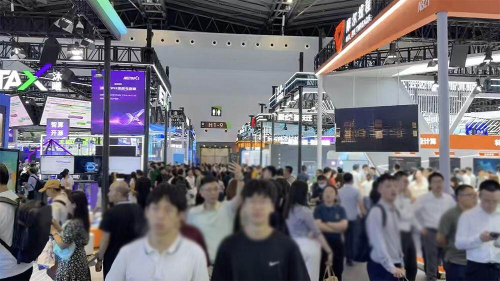九游娱乐：人工智能大会彻底引爆展区水泄不通门票炒到2000多暴走3万步带来最全看点(图1)