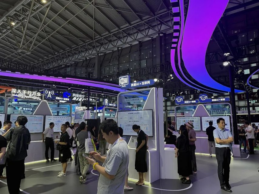 九游娱乐：人工智能大会彻底引爆展区水泄不通门票炒到2000多暴走3万步带来最全看点(图6)