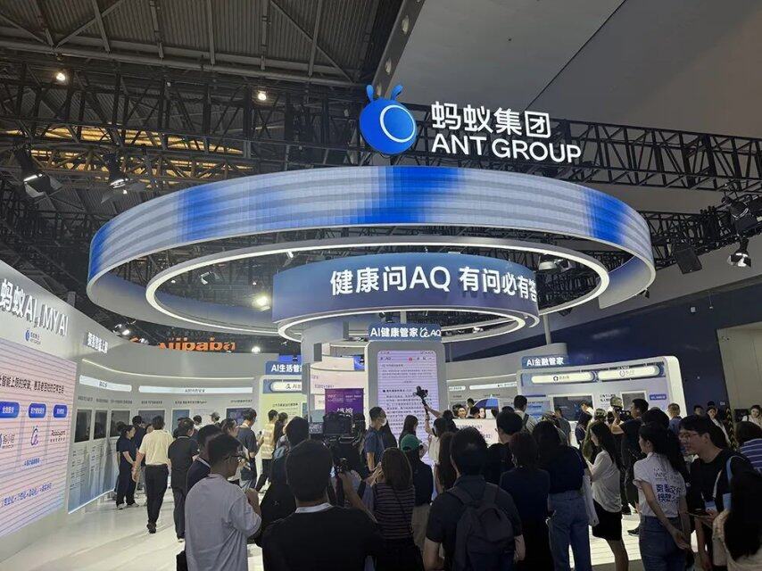 九游娱乐：人工智能大会彻底引爆展区水泄不通门票炒到2000多暴走3万步带来最全看点(图8)