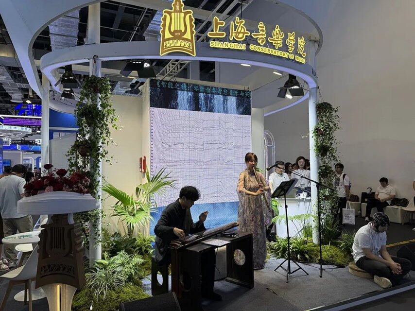九游娱乐：人工智能大会彻底引爆展区水泄不通门票炒到2000多暴走3万步带来最全看点(图43)