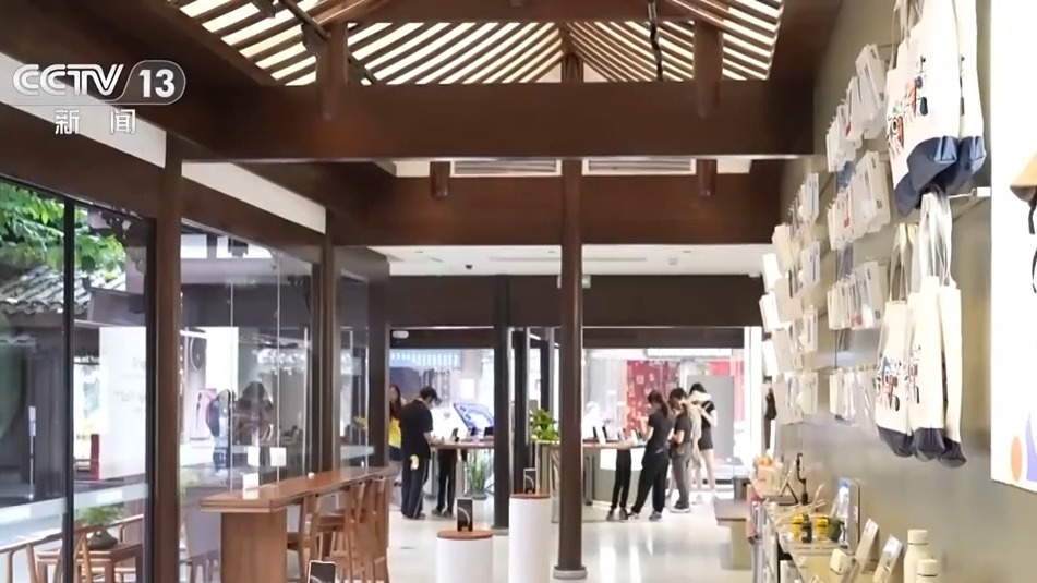 九游娱乐：文创产品“长”出消费新场景 AI赋能让“成都礼物”加速上新(图1)