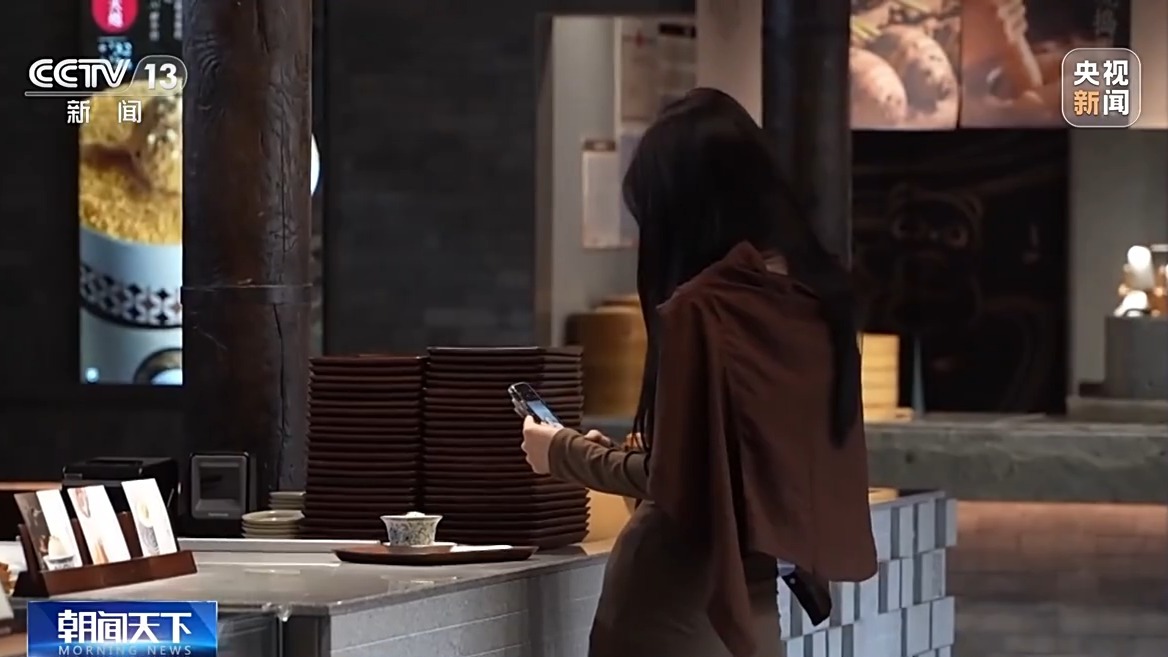 九游娱乐：文创产品“长”出消费新场景 AI赋能让“成都礼物”加速上新(图2)