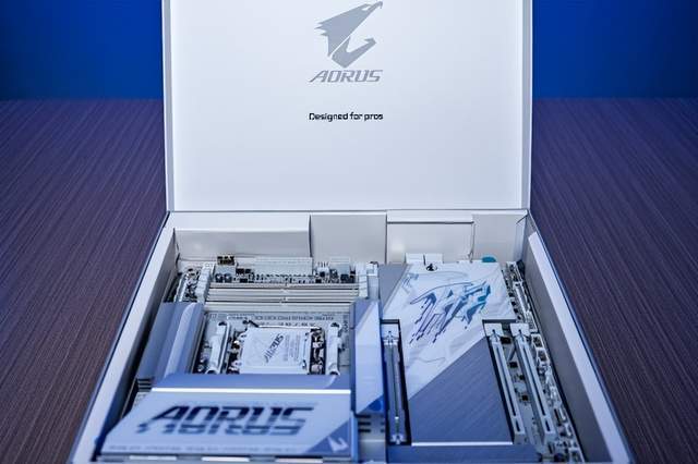 纯白旗舰新标杆!技嘉X870E X3D电竞冰雕主板性能首测(图1)