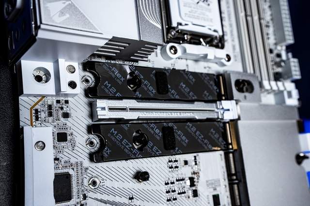 纯白旗舰新标杆!技嘉X870E X3D电竞冰雕主板性能首测(图7)