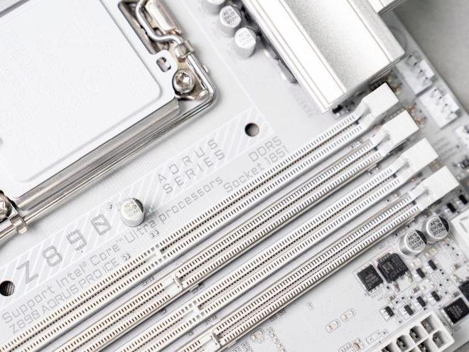 性能与颜值双高组合：技嘉Z890电竞冰雕+酷睿Ultra 9 285K体验(图9)