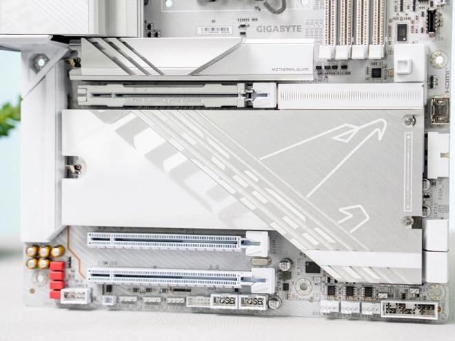 性能与颜值双高组合：技嘉Z890电竞冰雕+酷睿Ultra 9 285K体验(图7)