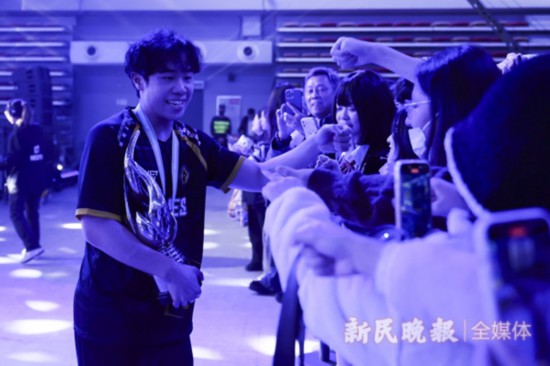 九游娱乐：打造电竞“上海牌”！上海电竞大师赛昨晚落幕(图3)