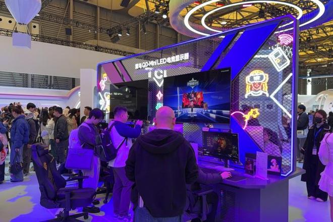 电视与电竞屏双杀！我在AWE 2026雷鸟展区发现的显示黑科技(图1)
