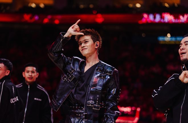 九游app：NBA全明星周末充满中国年味 杨瀚森王鹤棣闪耀赛场(图5)