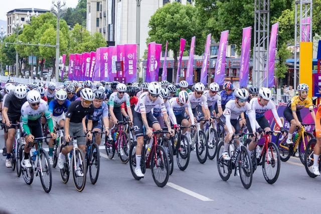 九游娱乐：2026中国公路自行车职业联赛暨首届环汉丰湖自行车公开赛鸣枪开赛(图9)