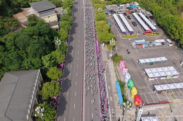 九游娱乐：2026中国公路自行车职业联赛暨首届环汉丰湖自行车公开赛鸣枪开赛(图10)