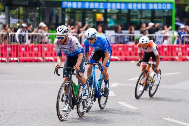 九游娱乐：2026中国公路自行车职业联赛暨首届环汉丰湖自行车公开赛鸣枪开赛(图4)