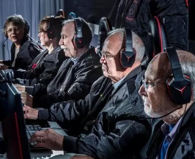 日本电竞比赛赢了奖励牛肉输了得女主持人的胖次安慰(图3)