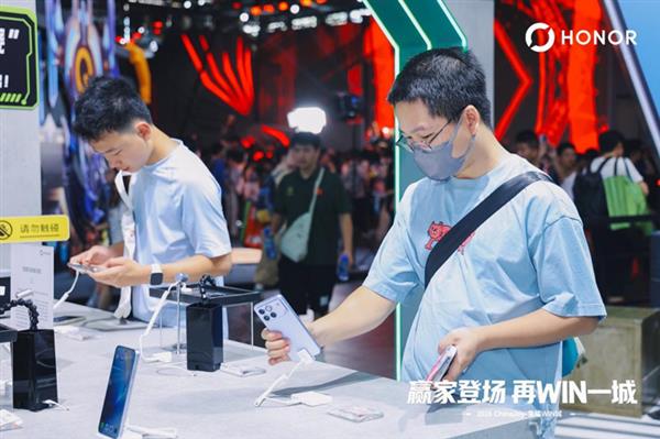 ChinaJoy开展首日即成顶流荣耀WIN系列用硬核实力点燃玩家热情(图4)